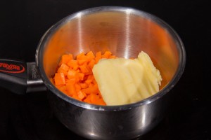 Dans une petite casserole faire revenir les dés de carotte 