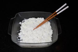 Versez le riz dans un plat et étalez le délicatement