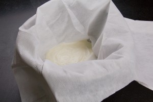 Versez le yaourt dans la mousseline
