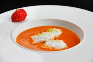 Soupe rafraichissante tomates et fraises, pétales de cabillaud