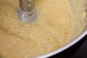 Emultionnez la crème de maïs au mixeur plongeant