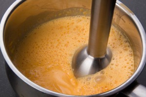 Mixer la crème avec un mixeur plongeant