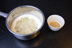 Chauffer la crème et y infuser les graines de fenouil et le piment d'espelette