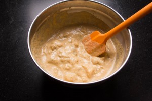 Ajoutez le mélange œufs/ herbes/ lait de coco/pâte de curry aux dés de poisson