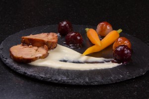 Foie gras laqué à la betterave, sauce raifort