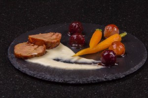 Foie gras laqué à la betterave, sauce raifort