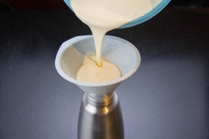 Versez la crème dans un siphon