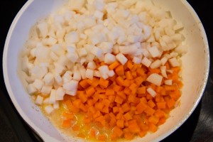 Faire revenir les dés de carottes et navets dans du beurre