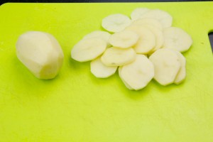 Coupez les pommes de terre en tranches régulières