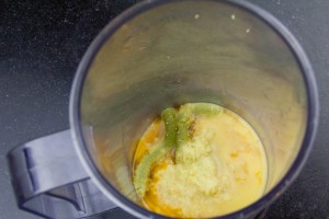 mélangez les jaunes avec le vinaigre de riz,le gingembre râpé et le wasabi