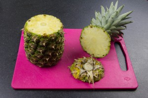 Coupez les deux extrémités de l'ananas