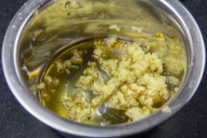 Râpez le gingembre dans l'huile de sésame