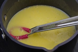Ajouter le beurre par petits morceaux