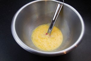 Battre les œufs légèrement avec une fourchette