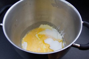 Ajoutez les œufs battus, le sucre, le sel, la levure