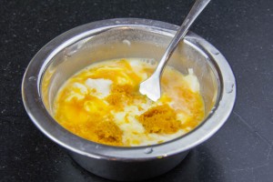 Dans un petit récipient mélangez les jaunes d’œufs et la crème fraîche. Ajoutez le zeste d’une orange