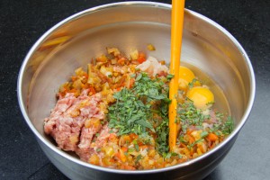 Dans un grand bol mélangez les viandes hachées, le poivron, l'oignon, l'échalote, les tomates. Rajoutez l'estragon et les deux œufs.