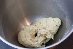 La pâte doit former une boule qui se détache de la paroi du bol