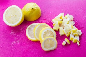 Coupez les citrons en petits cubes