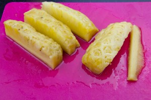 Coupez l'ananas en quatre