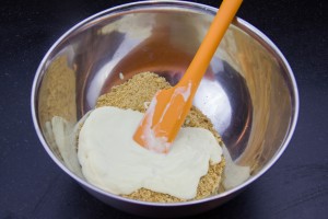 Ajoutez le à la poudre de sablé et mélangez bien à l'aide d'une maryse