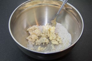 A l'aide de vos doigts ou d'une fourchette mélangez la farine, le sucre et le beurre bien froid