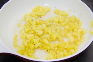 Faites revenir les dés d'ananas à la poêle avec un peu de beurre