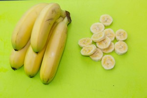 Épluchez les minis bananes et coupez les en tranches