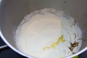 Battez au fouet les œufs entiers, le sucre et la pâte de noistte