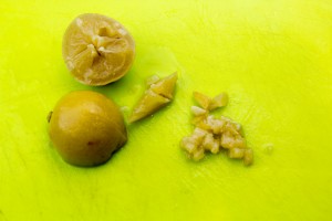 Coupez les citrons confits