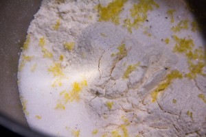 Versez la farine, le sucre, la levure,le sel, le zeste de citron dans le bol de votre robot 