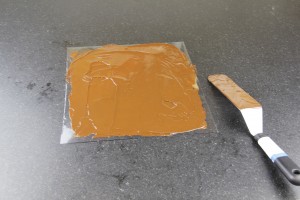 Étalez le chocolat entre deux feuilles de rodhoïd