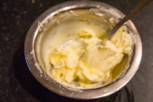 Travaillez le beurre (déjà à température ambiante) à la fourchette