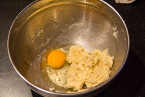 Ajoutez l’œuf entier