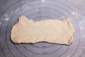 Étirez un morceau de pâte à pizza de manière à former un rectangle
