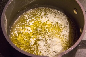 Faites fondre le beurre dans une petite casserole