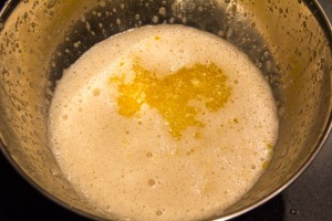 Ajoutez le lait et le beurre qui a refroidi