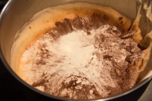 Versez le mélange farine, cacao, maizena