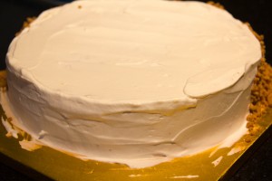 Étalez une fine couche de chantilly sur tout le pourtour du gâteau.