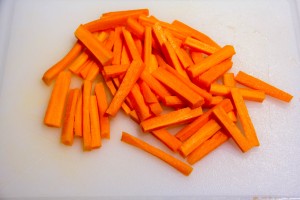 Coupez les carottes en jardinière