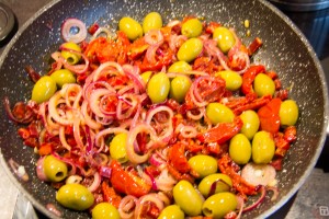 Ajoutez les olives, le chorizo et les tomates confites