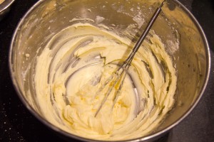 Mélangez vivement le beurre et le sucre au fouet
