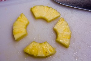 Coupez les tranches d'ananas en quatre