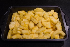 Déposez l'ananas dans un plat allant au four et recouvrez de caramel détendu