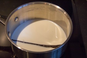Portez le lait à ébullition avec la vanille