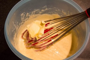 Ajoutez le beurre à la crème et bien mélanger