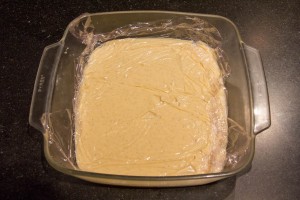 Versez la crème dans un plat sur 1 à 2 cm d'épaisseur pour qu'elle refroidisses plus rapidement. Filmez au contact avec du film alimentaire.