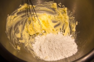 Mélangez le beurre mou et le sucre vivement au fouet
