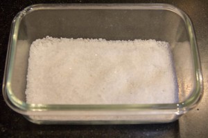 Versez du gros sel dans un plat