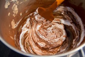 Incorporez les blancs au gianduja à l'aide d'une maryse